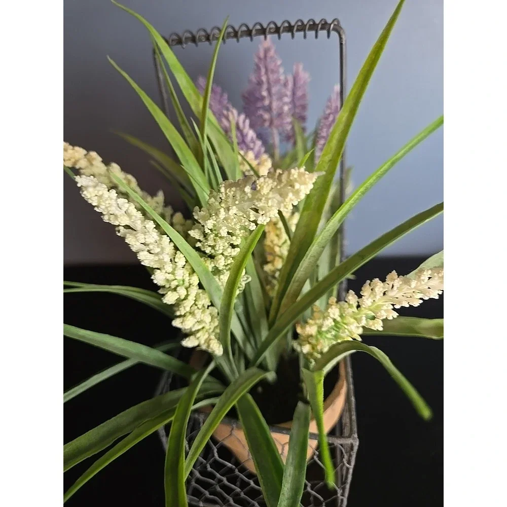 UNBRANDED EUC LAVENDER FAUX WIRED HOLDER‎ DECOR FLORAL